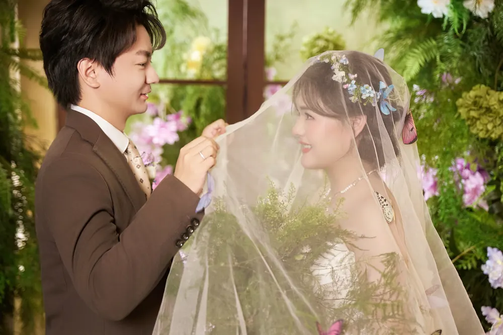 刘杰为汪禧轻掀婚纱